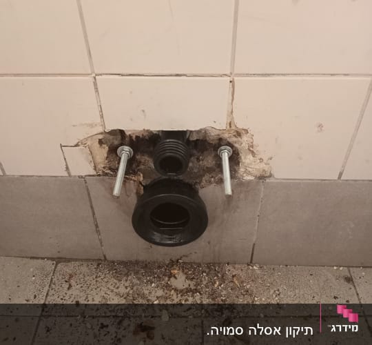צינור ביוב בקיר עם חיבורים חשופים